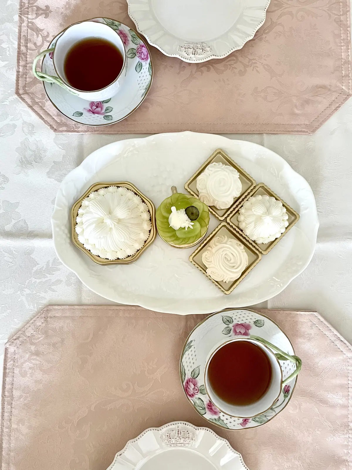 東京會舘本舘、sweets & gifts、美味しい、マロンシャンテリー、薔薇のコーヒーカップ、金のフォーク、お皿、白いお皿、マスカット、ウエッジウッド、ケーキ、スイーツ、