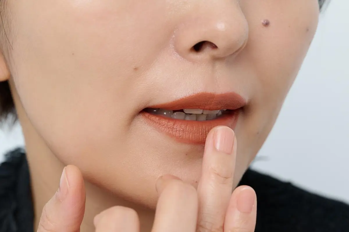 OurAge×Webエクラ　40代50代　リップの塗り方　指でリップをぼかす