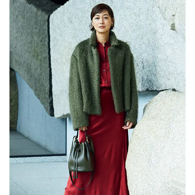 深紅のシルクサテンを 　　シャツのセットアップに。 　上質な色気が立ち上がる