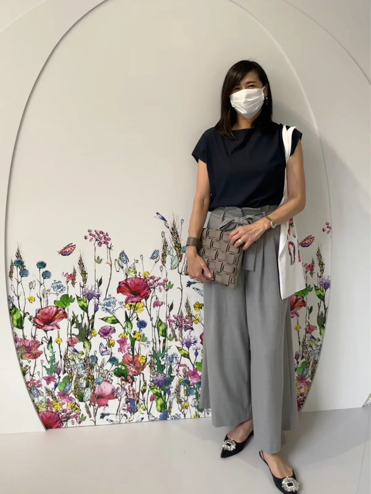 オトナ可愛いライトグレーパンツでDiorの画像_1