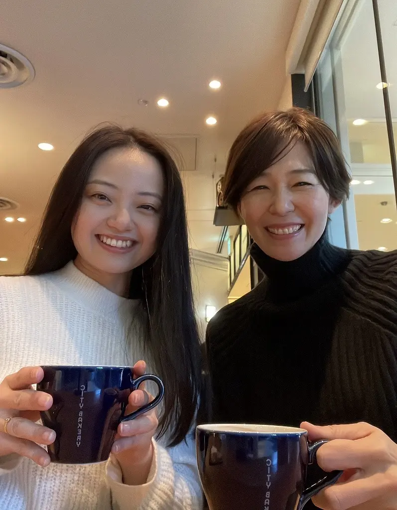 レースのマキシ丈スカートにショートヘアでの画像_1