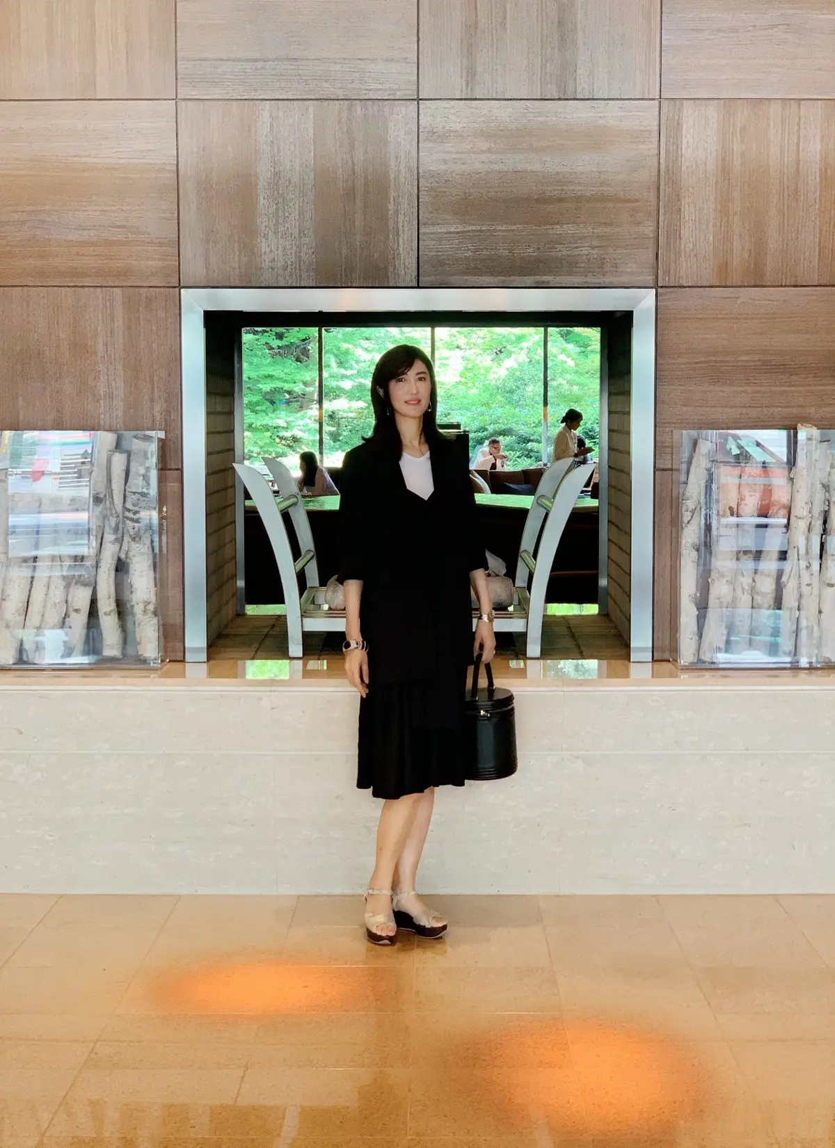 黒コーデで、ホテルランチの画像_3