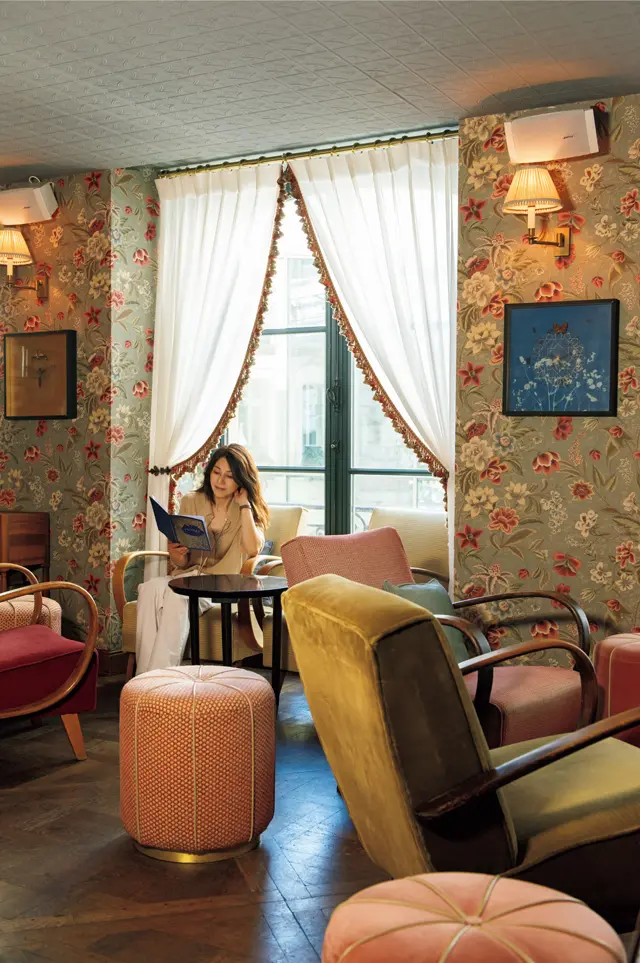 夜のカクテルを楽しむ「Jacques’ Bar」。フェミニンなモチーフを大人の雰囲気で生かした内装も魅力的