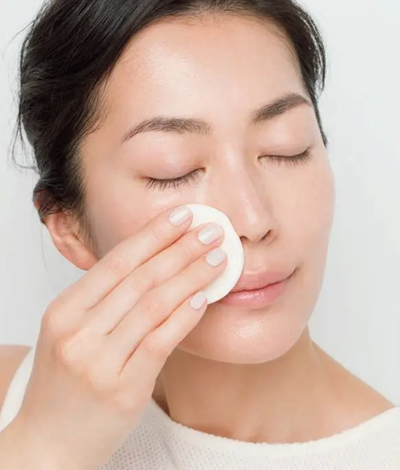 くずれやすいところのみフェイスパウダーで押さえる