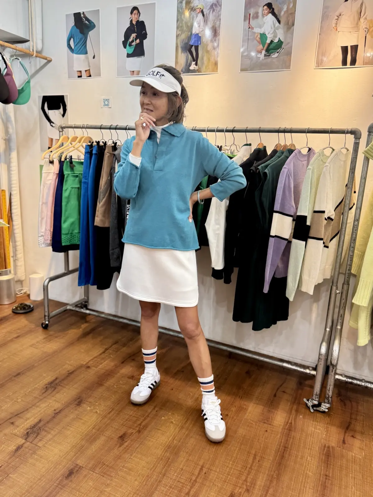 TMG 秋冬おすすめゴルフコーデ ブルーのカシミヤセーター ロングTシャツ サンバイザー