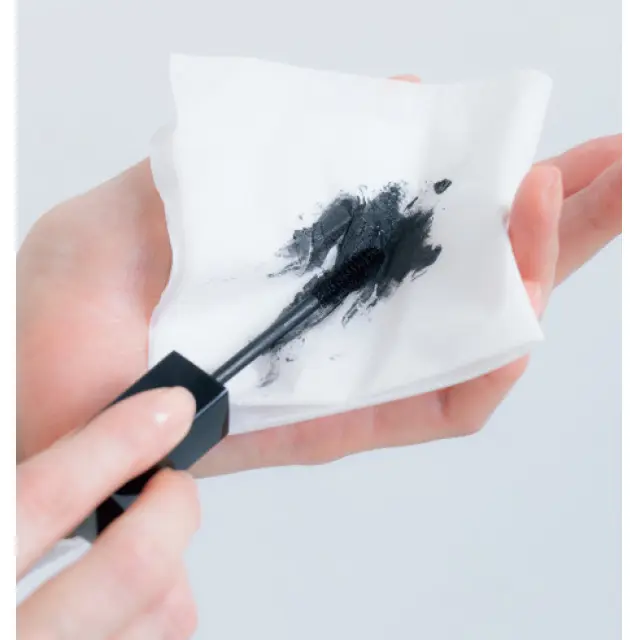 つける前に、マスカラ液をティッシュオフ