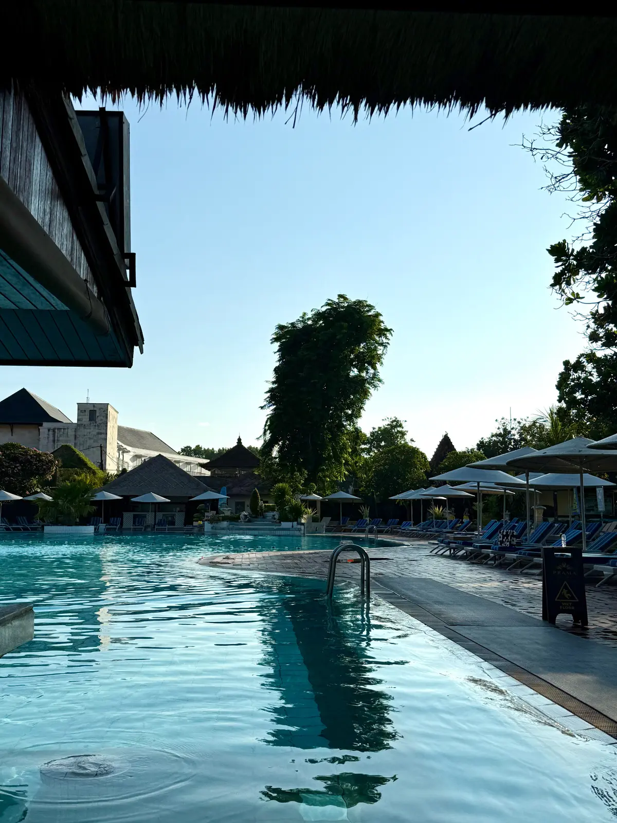 バリ島　サヌール　50代夫婦旅行　BALI 　プラマサヌールビーチホテル　PRAMA SANUR BEACH BALI　プール