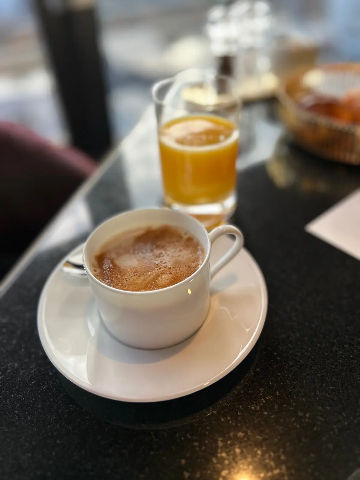 カフェラテとオレンジジュース