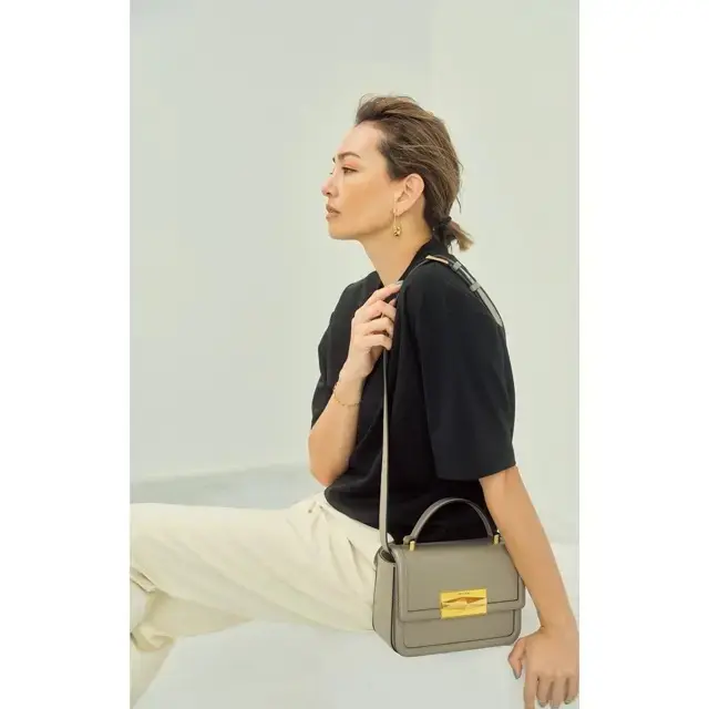 “高め”と“低め”にゴールドを散らせば、軽やかさが生まれる