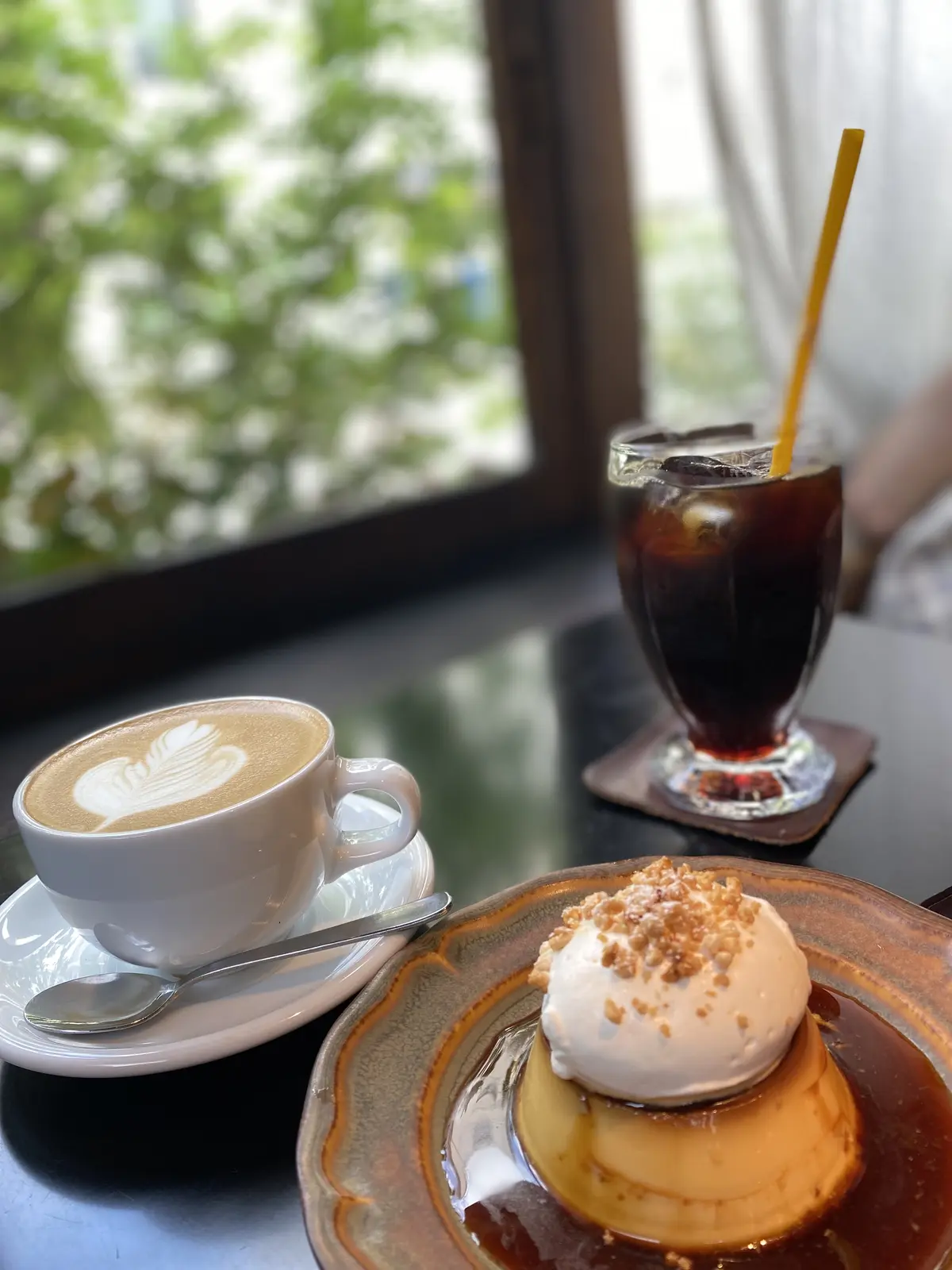 カヤバ珈琲のプリンとラテ、アイスコーヒーのテーブルショット