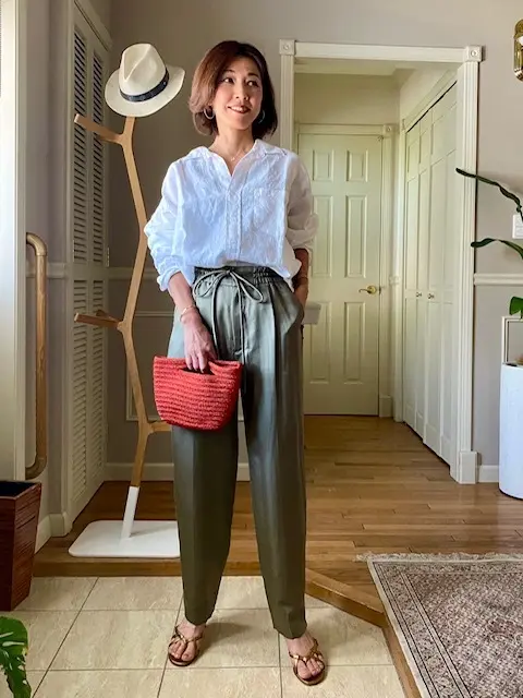 高田季世子さん オレンジ色のバッグがシンプルな着こなしの夏らしい「顔」に