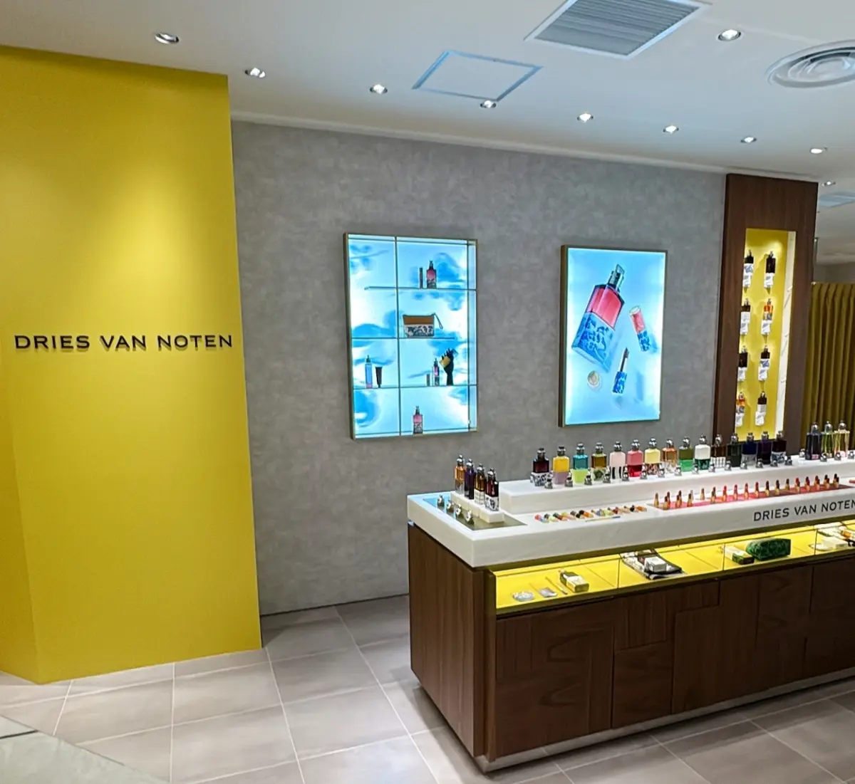 ニュウマン高輪　ドリス ヴァン ノッテン ビューティー（North 2F）   メゾンのアーカイブテキスタイルなどから着想した、カラフルなデザインが目をひくビューティコレクション。メイクアップ、フレグランス、アクセサリーなど、手に取るたびに気分を高めてくれるはず