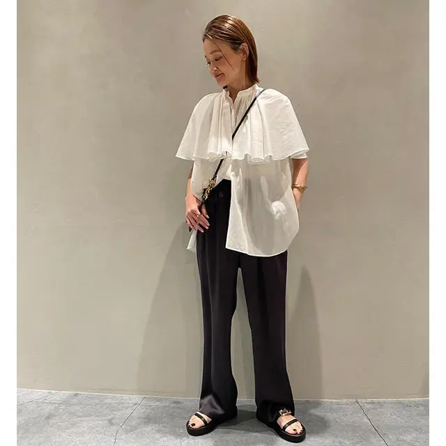 甘やかな華ブラウスをリラックス気分で楽しんで