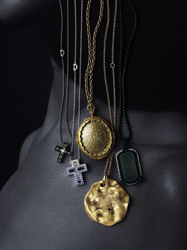 マットに傾く大人のデコルテに化学反応級のアクセントをくれるユニセックスなペンダント