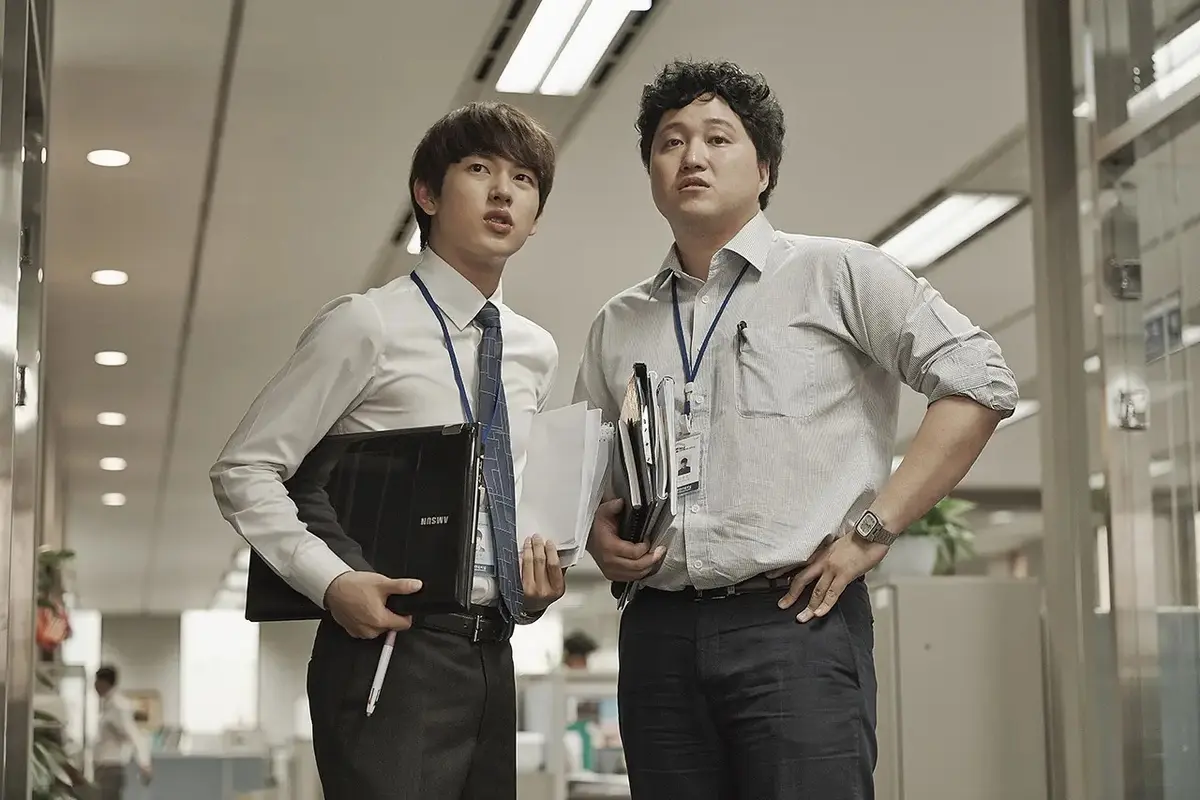 職場の先輩キム・ドンシク(キム・デミョン)とグレ。U-NEXTにて配信中　© CJ E＆M Corporation, all rights reserved