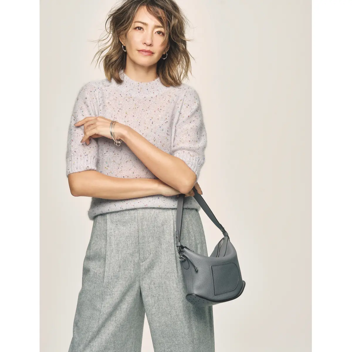 ピンク半袖ニットとグレーパンツのコーデ　モデル・RINA