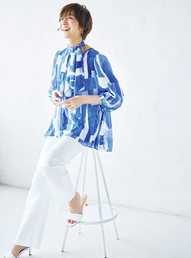 デイリーにも旅行にも活躍。一枚で華やげるブラウスは着心地のよさも兼ね備えて