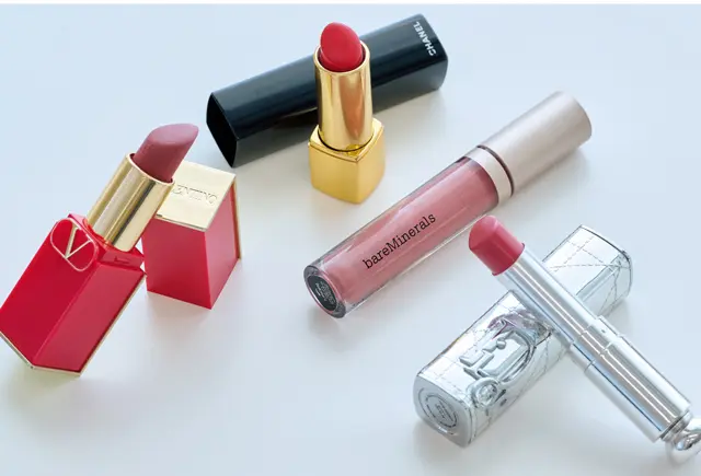左からヴァレンティノ、シャネル、ベアミネラル、ディオールの口紅。明るい服にはディオールを、ベーシックカラーの服にはシャネルを、控えめにしたいときにはヴァレンティノとベアミネラルを重ねることが多い。リップの色を変えるだけで、簡単に印象を変えられる。