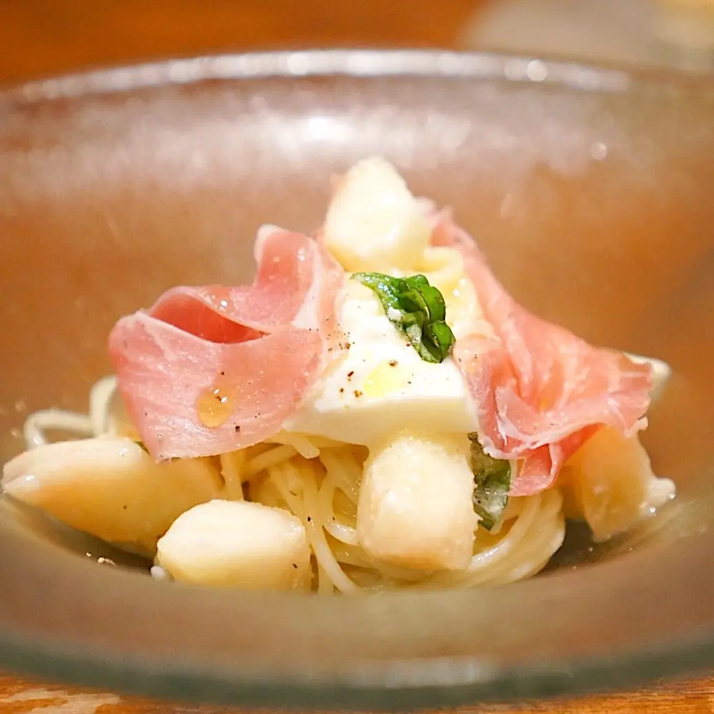 チョコレート色コーデと桃のパスタの画像_3