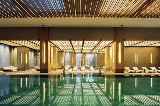 広々としたハイドロテラピー＆サーマルエリアには、美しい25mの温水プールと独立したジェットバスつきラウンジプール