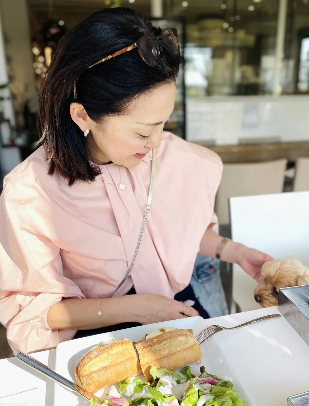 ヴァン クリーフ&アーペルのアルハンブラシリーズを身につけたエクラ華組の宮原さん