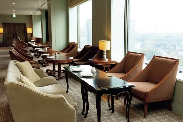 英国スタイルのラウンジはシックで落ち着いた雰囲気。窓からは皇居外苑が見渡せる。