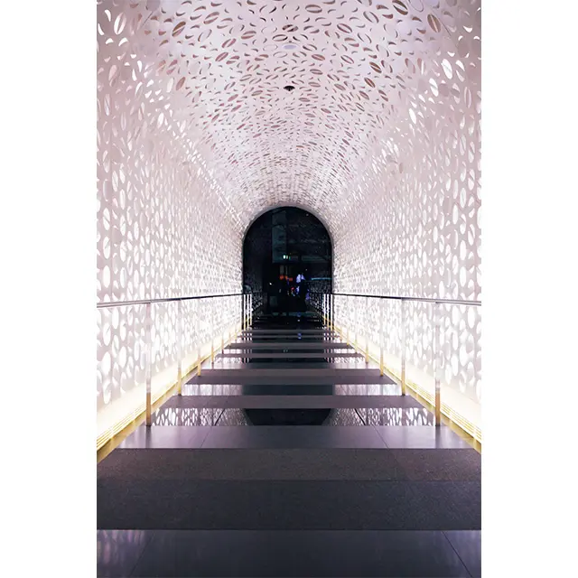 御堂筋側のエントランスから続く ファサード