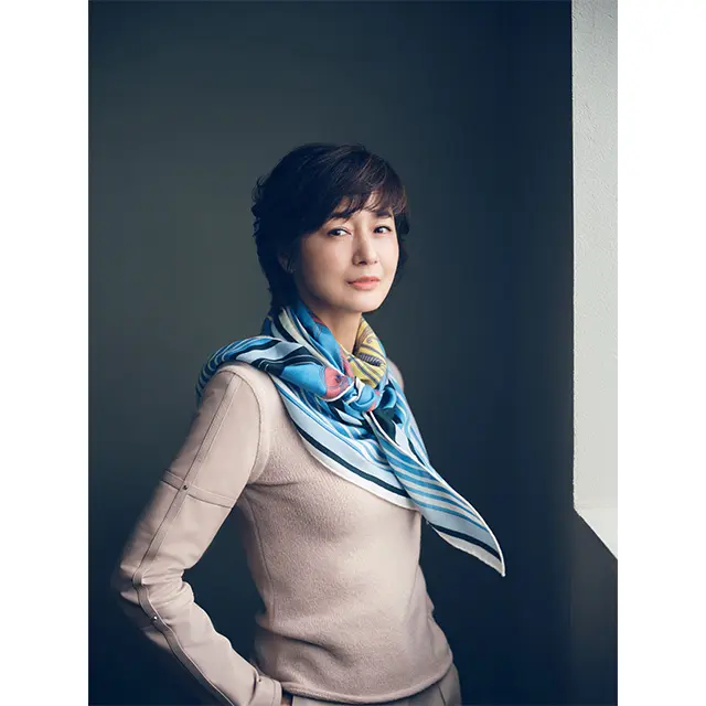 顔まわりを華やかに彩る、新しいトライアングル ジェアン