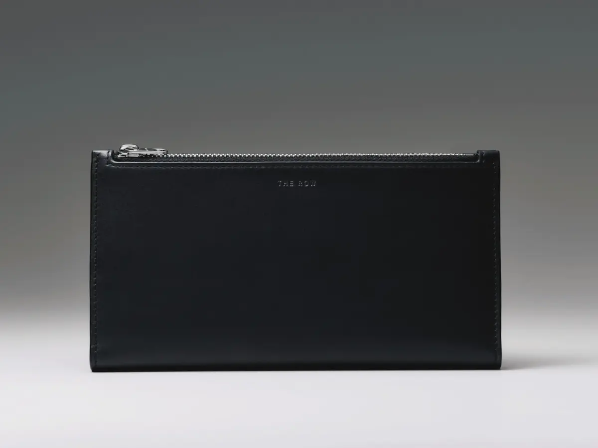 マグネット式スナップボタンを開けると、カードスロッ トが両面に整然と並ぶ。ポケットは小銭だけでなく、出 張時にパスポートを入れることもできる。札入れ2、カー ド挿し16、ジッパーつきポケット2。ロングウォレット （10×19×2.5）￥202,400／ザ・ロウ・ジャパン（ザ・ロウ）