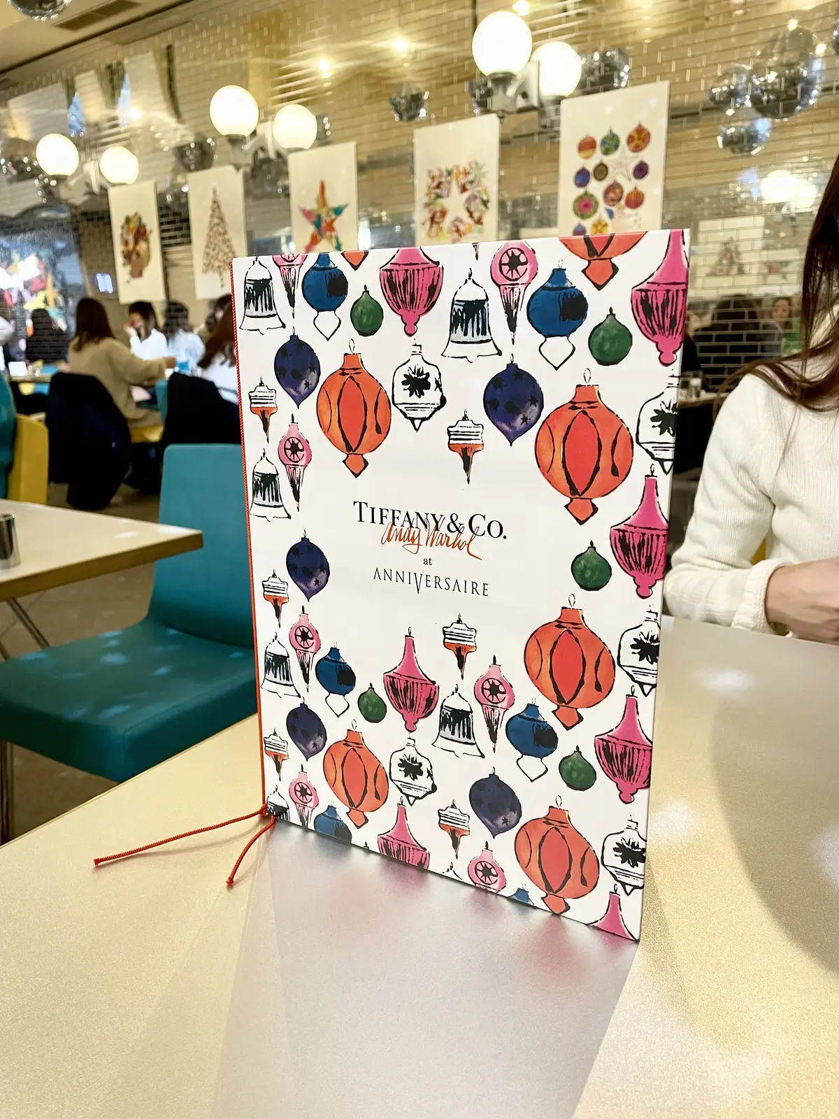 Tiffany Café & Pop-up Store @ ANNIVERSAIRE 表参道。ティファニーカフェ。アニヴェルセルカフェ 表参道。表参道。店内。鏡張り。内装。シルバーテーブル。ティファニーブルー。メニュー。アンディ・ウォーホル。
