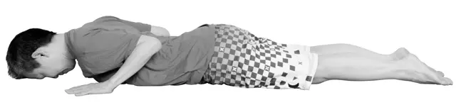 上半身とおでこを床に下ろす