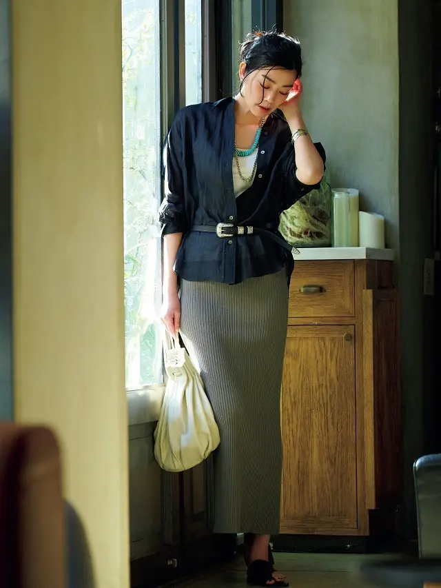 ネイティブシルバーとターコイズ。ドライな迫力が黒リネンとマッチ