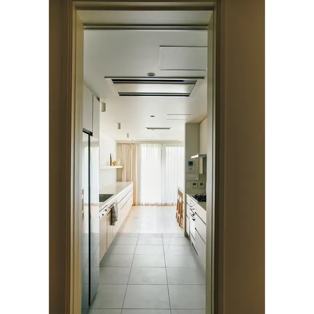 玄関側から見ると手前にパントリー、奥にキッチンが。パントリーには冷蔵庫や洗濯機も設置。手前のオーク材の引き戸はリノベーション前に、キッチンとダイニングの間についていたものを再利用