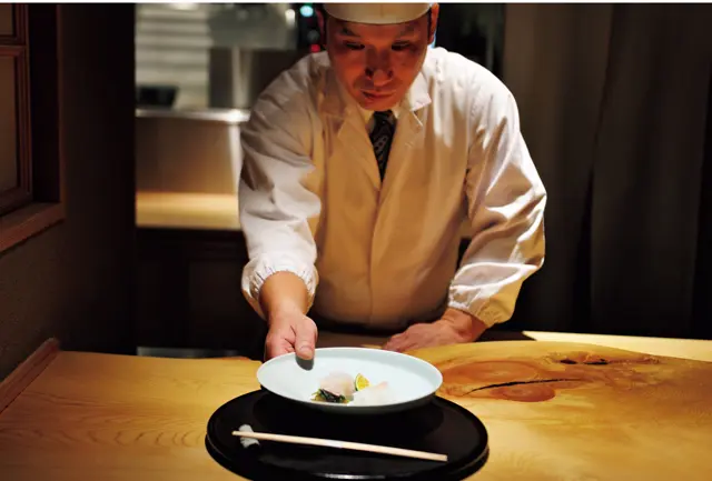 改装時に新設された2名用のプライベートカウンターは、「秘密めいたアプローチも楽しい」（西山さん）。石田料理長自らサーブも