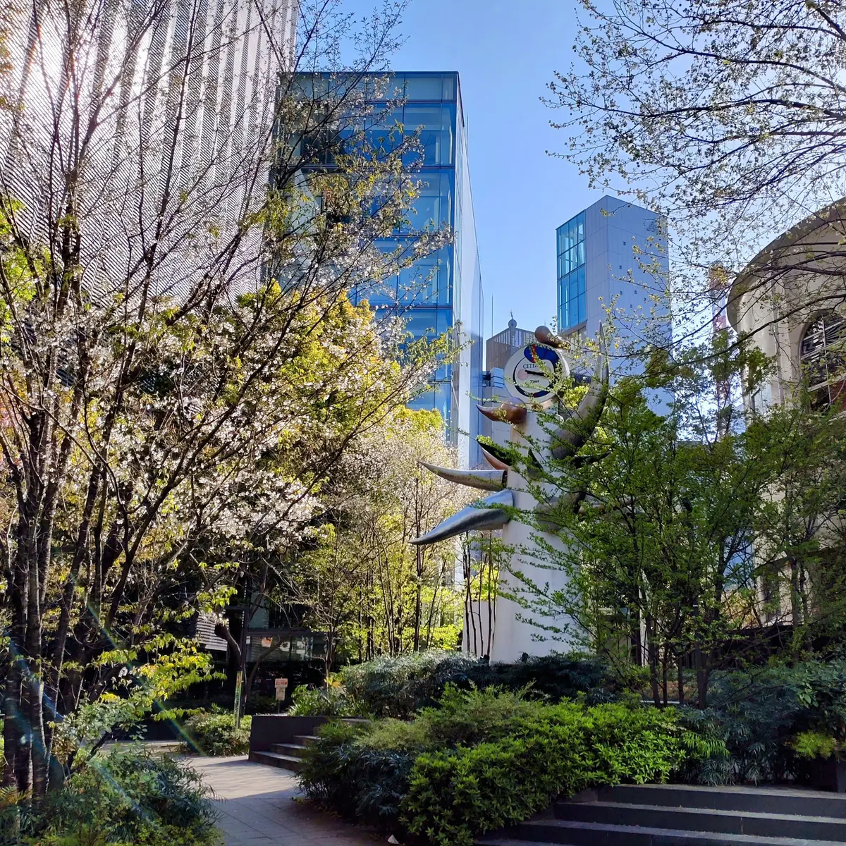 銀座　中央区立数寄屋橋公園　銀座五丁目　岡本太郎