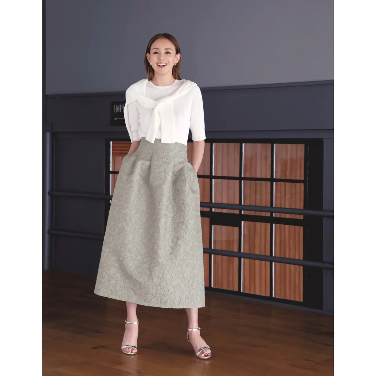 白ツインニットとグレージャカードフレアスカートのコーディネート　モデル・SHIHO