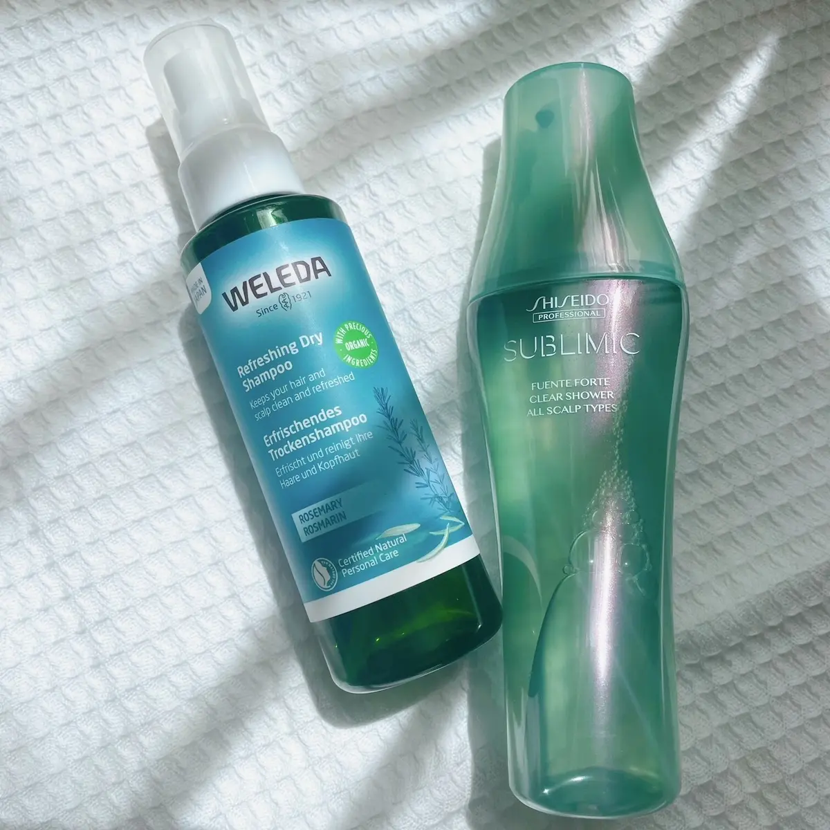 （写真左）「ヴェレダ ローズマリー ドライシャンプー」（税込￥2,640)（写真右）資生堂プロフェッショナルの新製品「フェンテフォルテ クリアシャワー」（税込￥4,620 8月22日発売）。