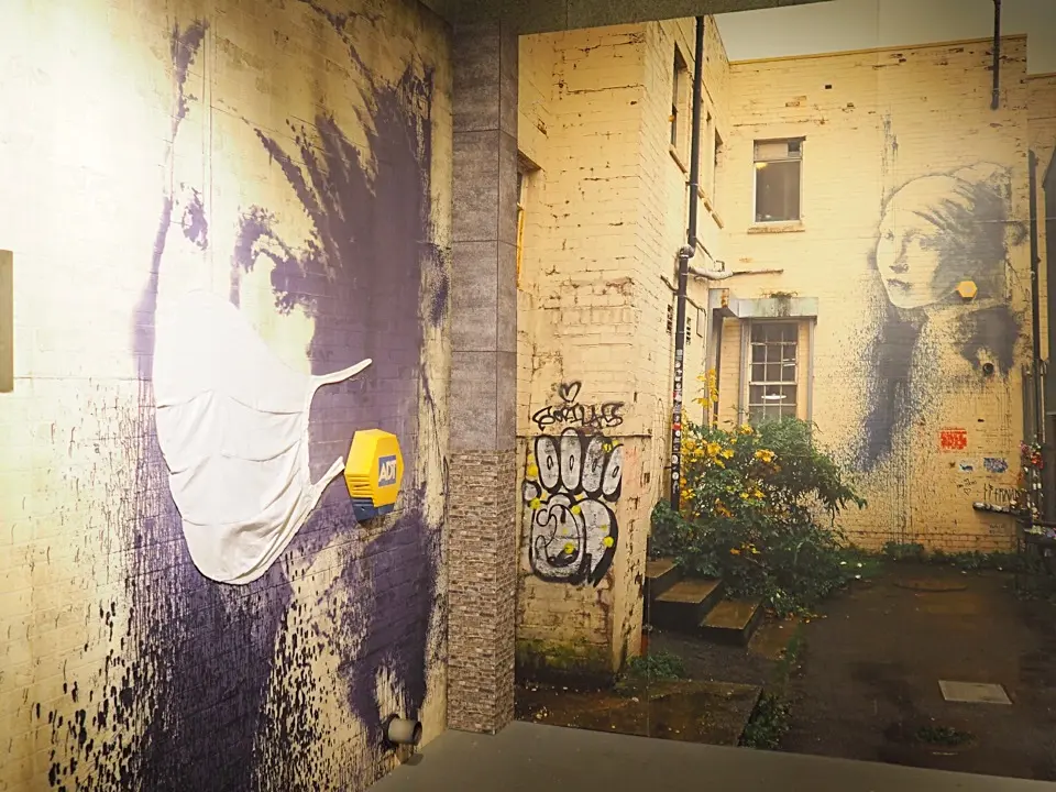 春の新作ZARAワンピで、バンクシーっての画像_2