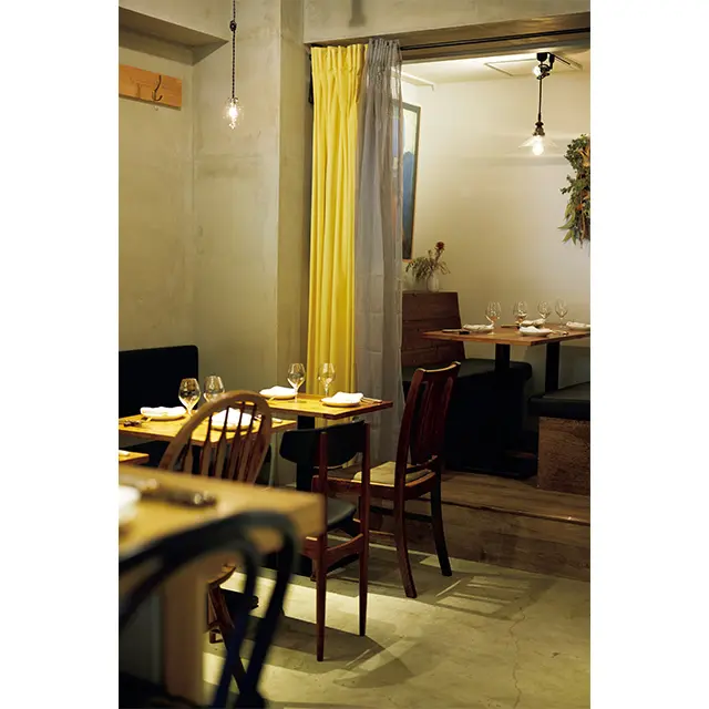 店内は自然素材が使われた ナチュラルな雰囲気