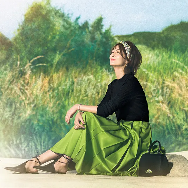 シルクのツヤでいっそう明るく映えるピスタチオグリーン