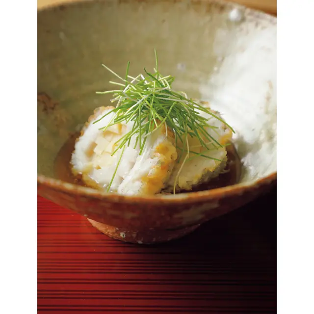 ポン酢あんでいただく変わり天ぷらの「筍の太刀魚巻き」　