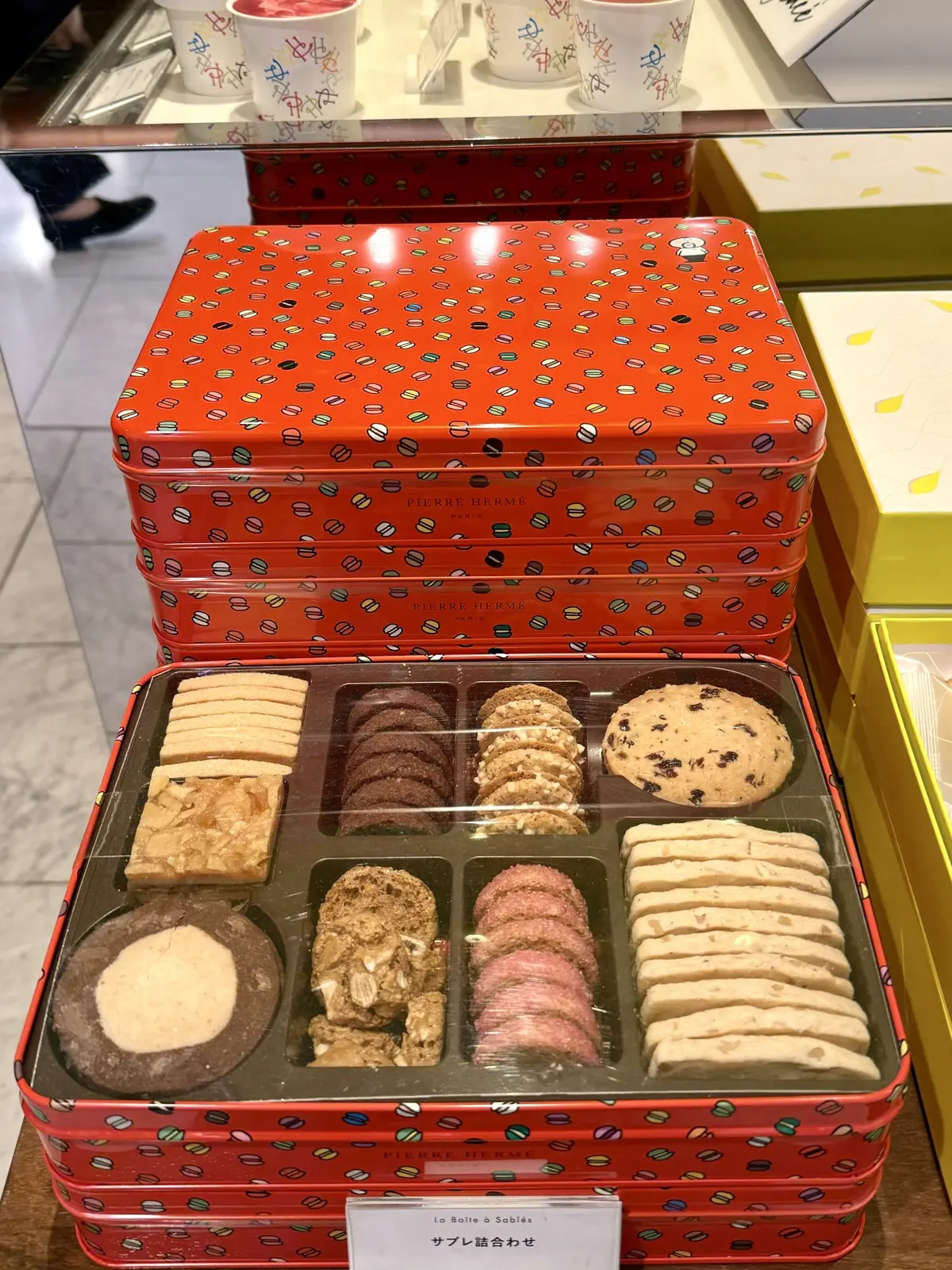 伊勢丹新宿店　ピエール・エルメ店内写真　サブレ