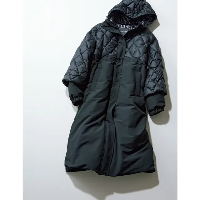 ややハイウエストのコンビデザインがモダンなダウンコート