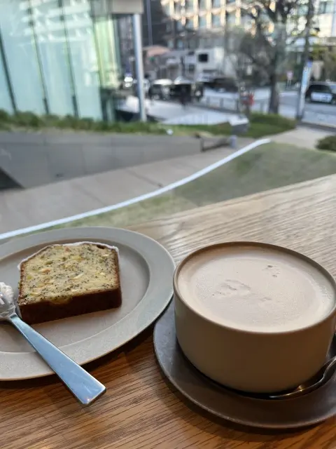 イエローを取り入れたジレコーデで娘とカフの画像_7