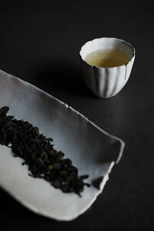 お茶は、お湯の温度や蒸らし時間を変えながら3煎までいれてもらえる。煎茶（干菓子付き）￥900〜