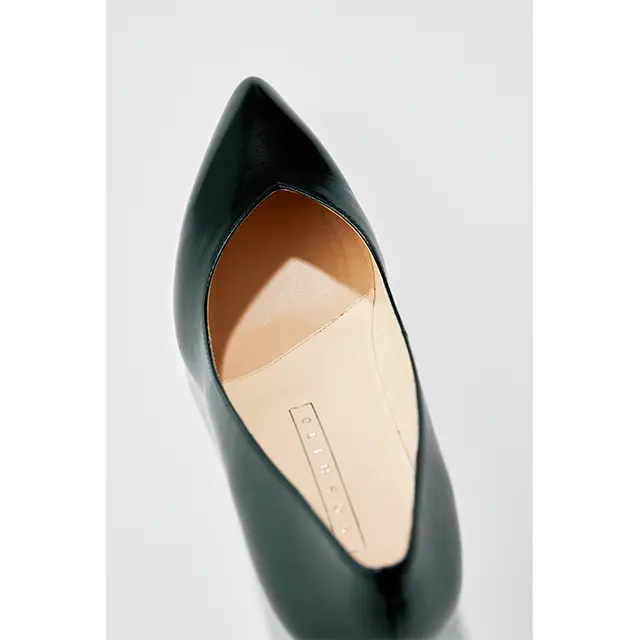 アッパーのVラインのカッティングは見た目の美しさだけでなく、足指を包み込む効果があり