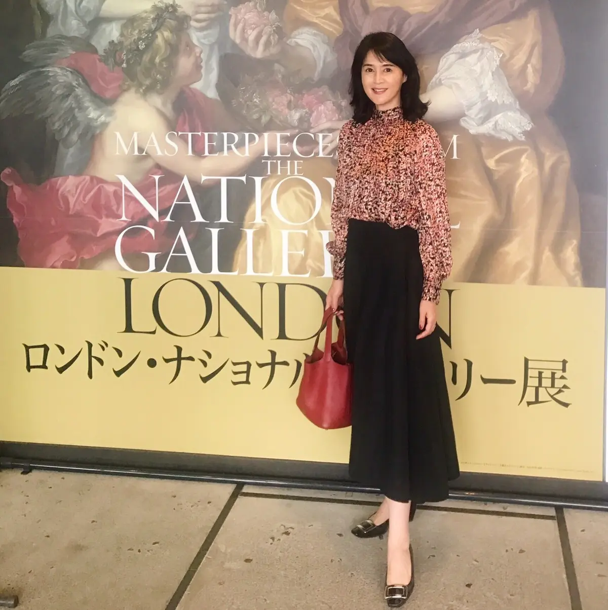 柄ブラウスで女性らしさをプラスの画像_2