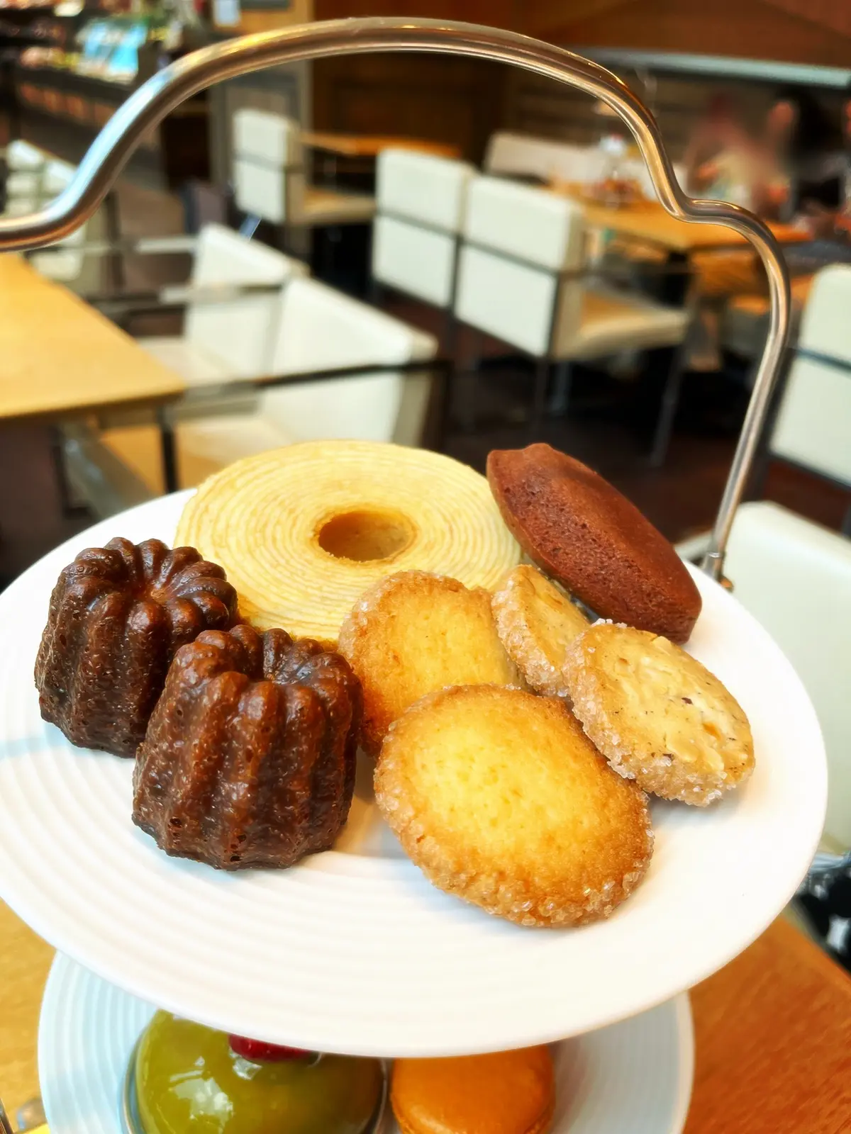 ラ・プレシューズ　アフタヌーンティ　カヌレ　クッキー　バームクーヘン