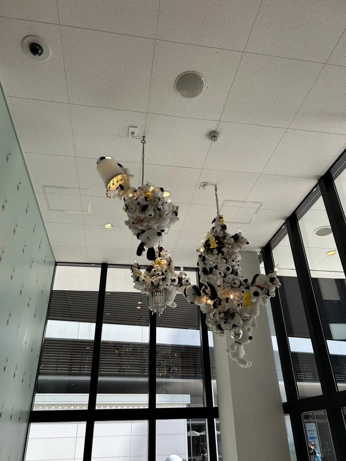 スヌーピーミュージアムエントランス　スヌーピーのシャンデリア