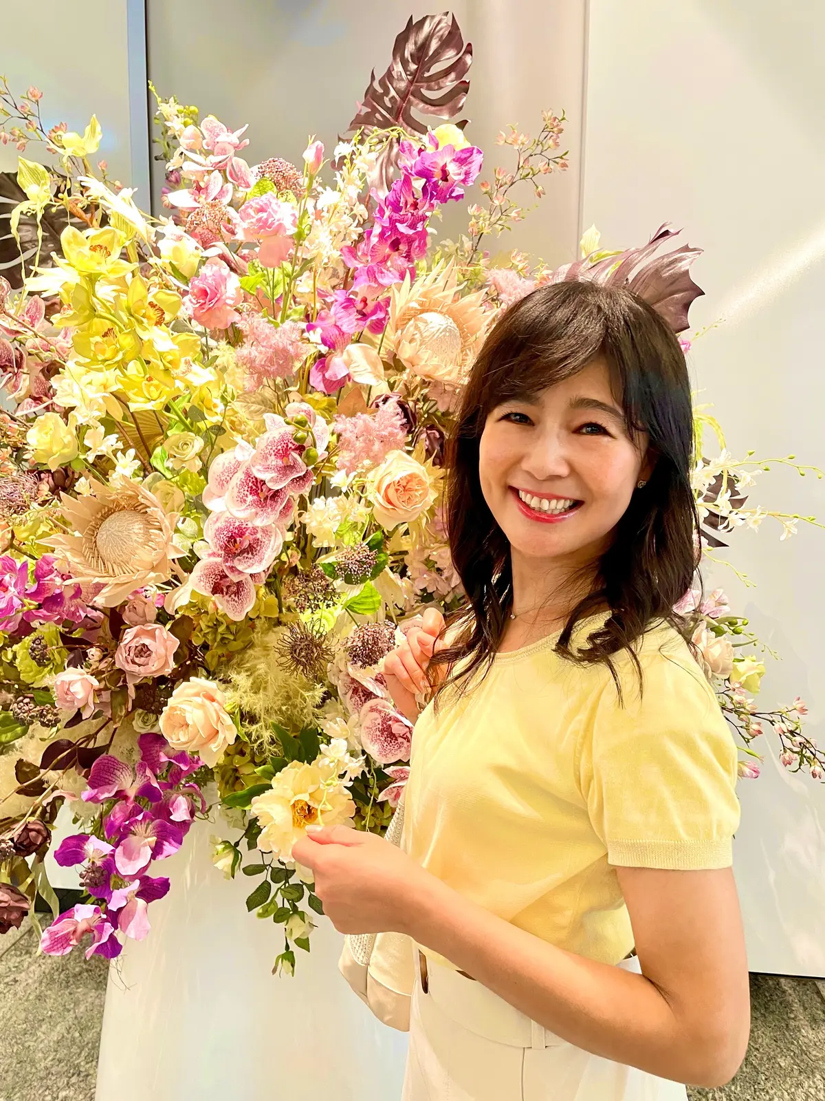 黄色、レモンイエロー、イエロー、トップス、ニット、アンサンブル、ニットアンサンブル、半袖、カーディガン、羽織り、白、スカート、白スカート、ロングスカート、白ロングスカート、白ヒール、ひー、白パンプス、パンプス、白バッグ、バッグ、anysis、エニシス、白ベルト、布ベルト、共布ベルト、GRAIL、GRL、グレイル、マキシスカート、春、春服、春コーデ、春服コーデ、春ファッション、アラフォーファッション、アラフィーファッション、アラフィフファッション、40代ファッション、40代コーデ、50代ファッション、50代コーデ、アラサーファッション、アラサーコーデ、30代ファッション